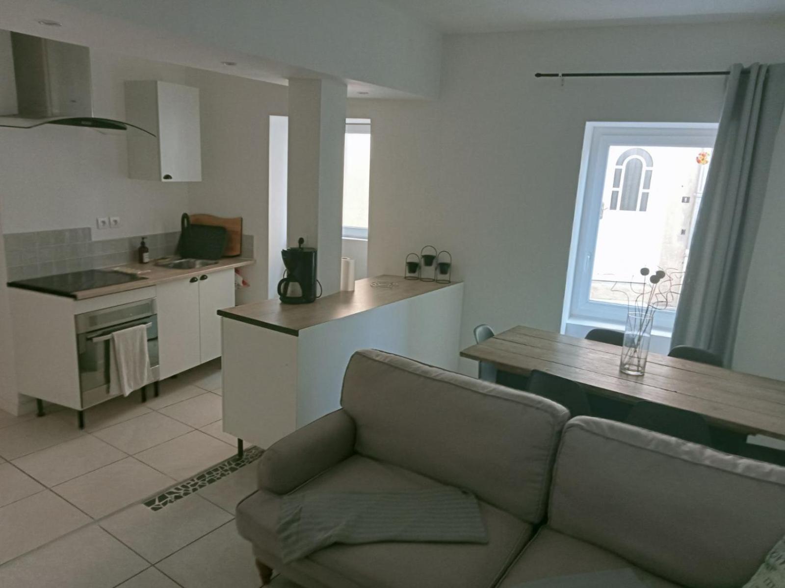 Au Doux Clocher Pieusse Exterior foto