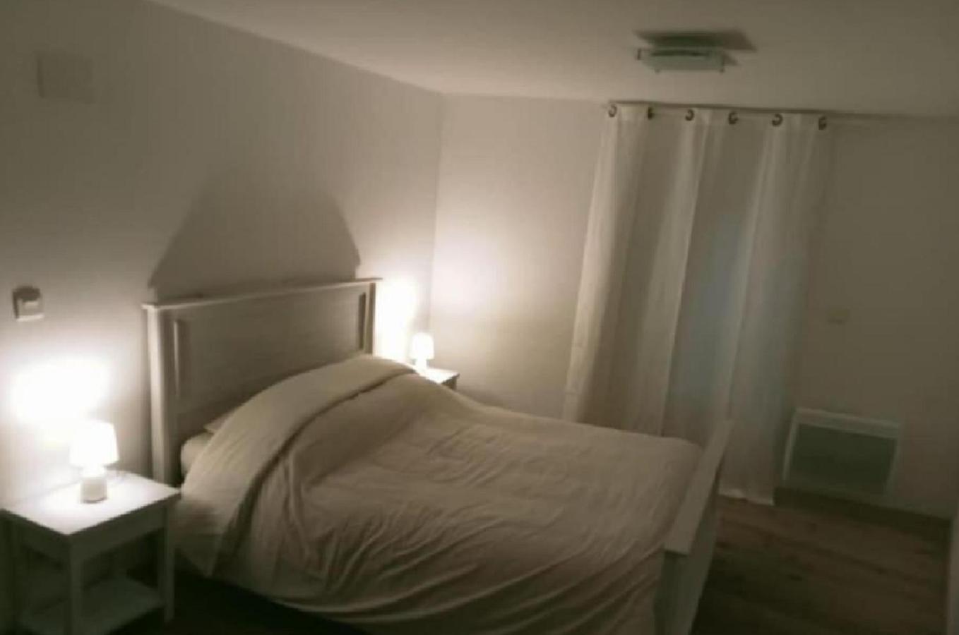 Au Doux Clocher Pieusse Exterior foto